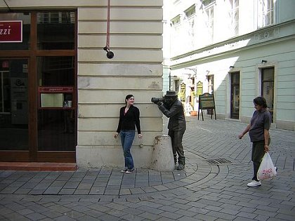 statue_at_the_corner.jpg