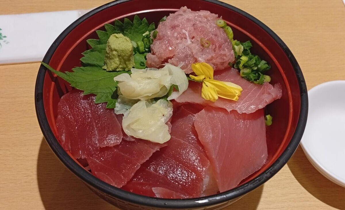 1日目の昼食 まぐろ丼